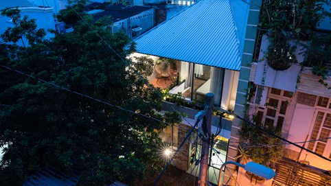 Ngôi nhà cổ được cải tạo e ấp dưới bóng cây ở TP HCM