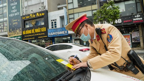 Bị dán thông báo phạt nguội trên kính, nhiều chủ ôtô ngỡ ngàng