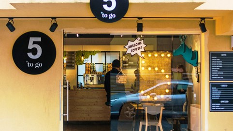Cách một thương hiệu cà phê ‘cò con’ đánh gục Starbucks chỉ bằng bảng quảng cáo