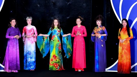 Vẻ đẹp nữ doanh nhân Việt trong tà áo dài truyền thống