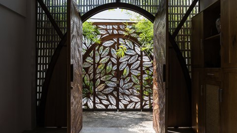 Tấm sắt mỏng lớn lơ lửng trong không gian, bao phủ toàn bộ ngôi nhà 5 tầng