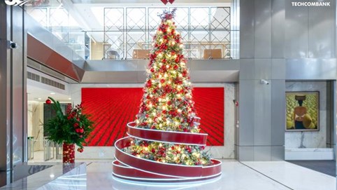Techcombank làm sáng không gian với trang trí giáng sinh ấn tượng tại hai tòa nhà
