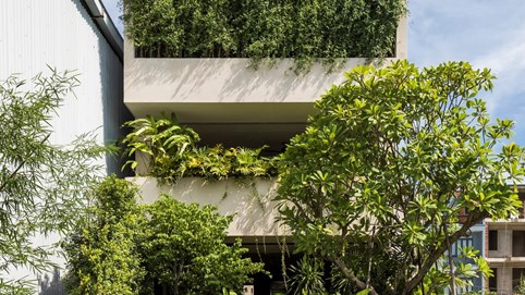 Ngôi nhà như một khối bê tông nhưng được 'chạm khắc' không gian tinh xảo