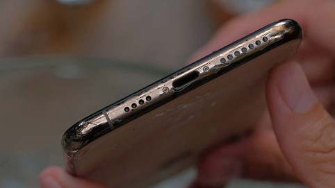 Cách đẩy nước ra khỏi loa ngoài iPhone cực dễ