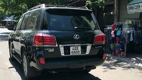 Lái xe tông vào đám tang bị cấm xuất cảnh