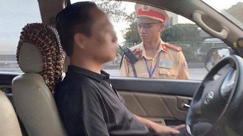 Nóng 24h qua: Tài xế cố thủ trong ô tô 3 giờ, uống nước mới chịu thổi nồng độ cồn