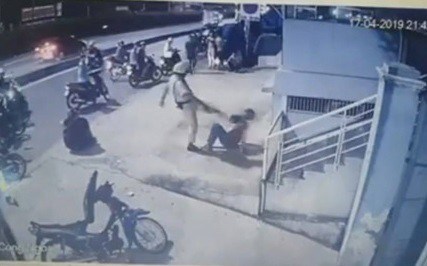 Nóng trong tuần: CSGT chĩa súng, vung chân đá 