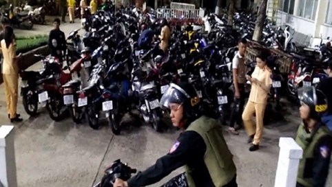 Giữ hơn 200 xe máy sau trận Việt Nam thắng Campuchia