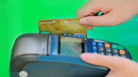 Nhiều ngân hàng “đua nhau” miễn phí dịch vụ