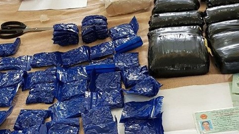 Truy bắt đối tượng vứt lại hàng tạ ma túy đá để chạy trốn