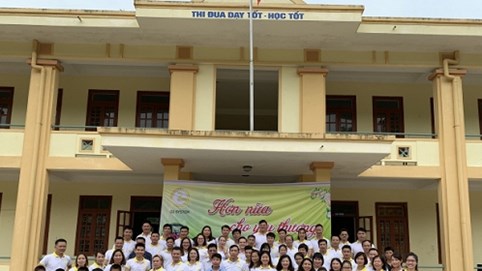 Thủ môn Bùi Tiến Dũng, doanh nhân Phạm Hữu Tuấn chung tay thiện nguyện ở quê hương Đại Tướng Võ Nguyên Giáp