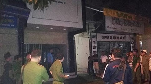 Ra đầu thú sau hơn nửa ngày ôm vũ khí cố thủ trong nhà