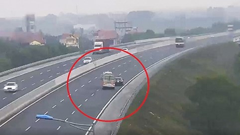 Nóng 24h qua: Chạy lùi trên cao tốc, ô tô suýt gây thảm họa cho xe khách