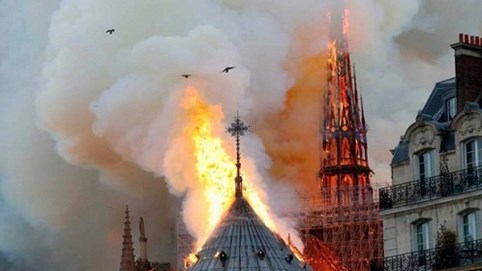 Cháy Nhà thờ Đức Bà ở Paris: Vì sao không thể chữa cháy từ trên không?