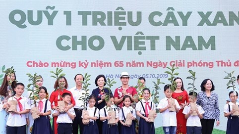 Vinamilk trồng 61.000 cây xanh và trao 119.000 ly sữa cho trẻ em Hà Nội nhân dịp 65 năm ngày Giải phóng Thủ đô