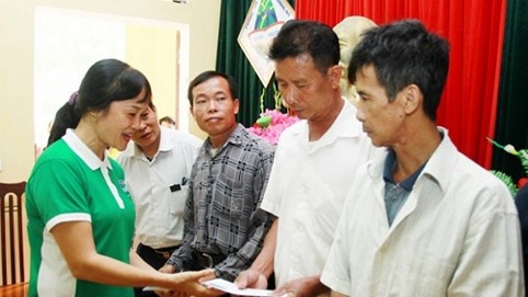 Vinamilk chia sẻ khó khăn với các hộ nghèo bị ảnh hưởng bởi lũ tại Hà Nội