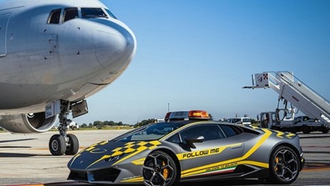 Sân bay Italia sử dụng Lamborghini Huracan mới coóng làm xe dẫn đường