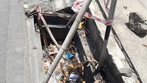 Hai gã đàn ông rủ nhau cạy trộm hàng chục... nắp cống trên đường