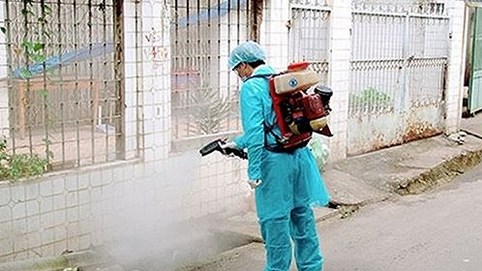 Công an vào cuộc vụ hai người lạ mặt giả phun thuốc muỗi rồi “đánh” thuốc mê lấy tiền