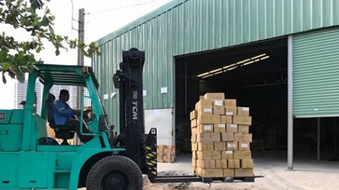 Tự trói, cầm dao 