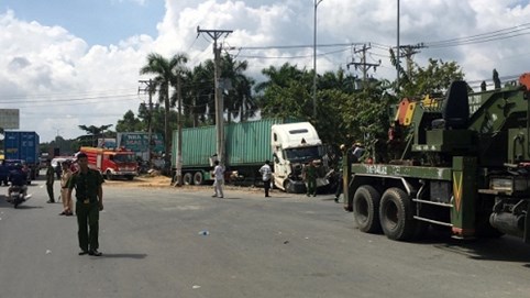 Nóng 24h qua: Tài xế container run rẩy bước xuống xe sau cú đâm khiến 5 người tử vong