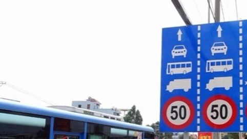 12 trường hợp phải giảm tốc độ khi lái xe