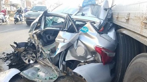 Taxi bẹp dúm dưới gầm xe tải, 2 người thoát chết thần kỳ