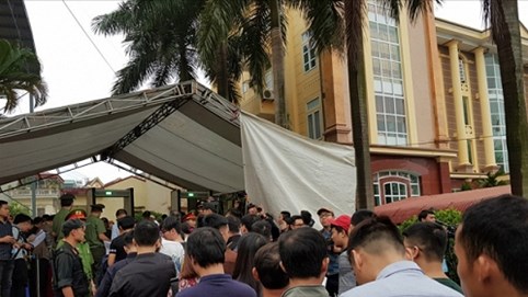 Quang cảnh chuẩn bị phiên tòa xét xử cựu Trung tướng Phan Văn Vĩnh