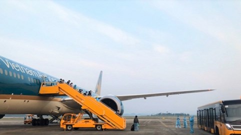 93 người Việt Nam tại Anh về sân bay Vân Đồn