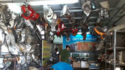 Thanh niên bẻ hàng chục cặp kính ô tô, bán vài trăm ngàn mỗi cặp