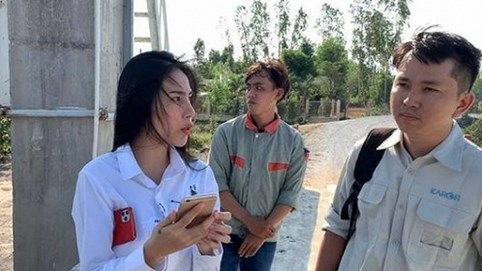 Thủy Tiên quyên góp được hơn 11 tỷ đồng chống hạn mặn, Hari Won trao 1.610 bình nước cho người dân Tiền Giang