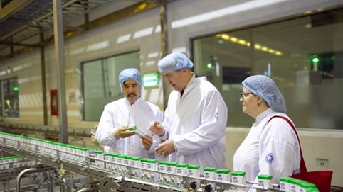 Thứ trưởng Bộ Nông nghiệp Mỹ ấn tượng với siêu nhà máy sữa của Vinamilk