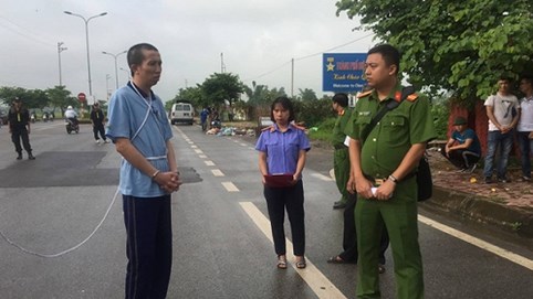 Bùi Văn Công được đưa tới thực nghiệm hiện trường vụ nữ sinh giao gà bị sát hại