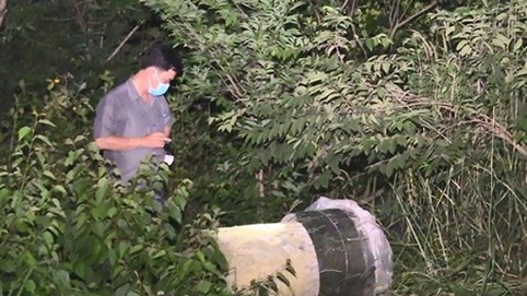 Rúng động vụ thi thể bị đổ bê tông trong thùng: Đập bể bê tông lấy tử thi thứ hai ra ngoài