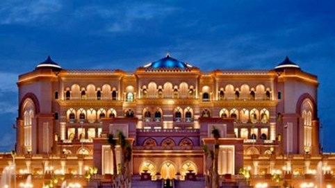 Trải nghiệm khách sạn được dát tới 40 tấn vàng, ngửa mặt là thấy 2,5 tấn pha lê