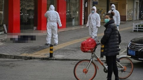 Người đàn ông tử vong trên vỉa hè trong tâm dịch Vũ Hán