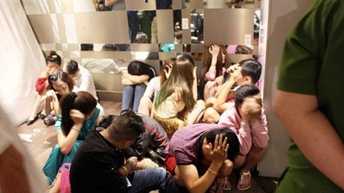 Nhóm thanh niên tổ chức tiệc thác loạn ma tuý trong khách sạn Mường Thanh