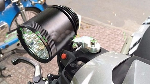 Lắp đèn trợ sáng cho xe máy có bị phạt?