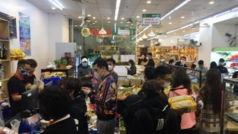 Né COVID-19, nửa đêm người Hà Nội ùn ùn đi mua thực phẩm về dự trữ