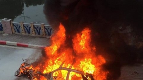 Nữ tài xế lái Mercedes gây tai nạn liên hoàn, xe cháy rụi