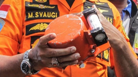 Hộp đen máy bay Indonesia vừa tìm thấy bị hư hại nặng, thách thức đội điều tra