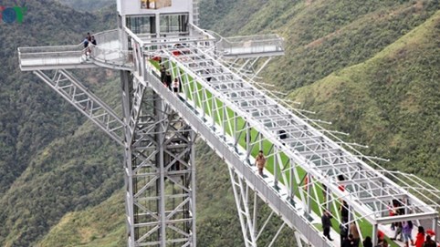 1.000 du khách chiêm ngưỡng cây cầu kính cao nhất Việt Nam