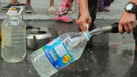 Bộ Y tế xét nghiệm miễn phí cho cư dân vùng sử dụng nước sạch sông Đà nhiễm dầu thải