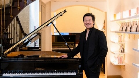 Thanh Bùi mang thương hiệu đàn piano huyền thoại Blüthner về Việt Nam