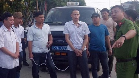 Kẻ cầm đầu vụ hiếp dâm, sát hại nữ sinh giao gà rơm rớm nước mắt khi thực nghiệm hiện trường