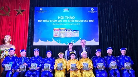 Vinamilk tiếp tục hành trình chăm sóc sức khỏe cho người cao tuổi trên cả nước