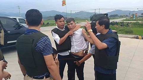 4 giờ vây bắt 3 đối tượng ôm súng cố thủ trong ô tô nghi chở ma túy