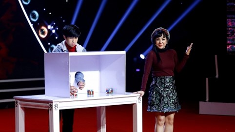 Kỳ tài lộ diện: Chàng sinh viên kiến trúc Đinh Quốc Bảo giải 2 khối rubik trong vòng 3 giây