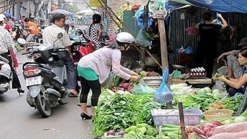 Người dân Thủ đô vẫn tập trung đông người ở chợ tạm, chợ cóc