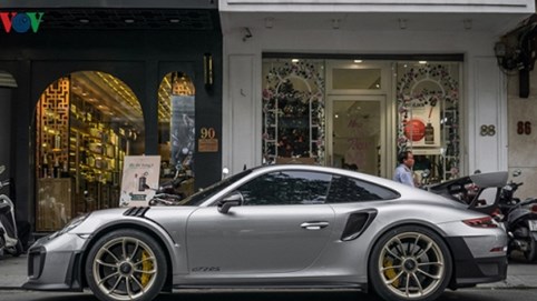 Cận cảnh Porsche 911 GT2 RS dạo phố Sài Gòn